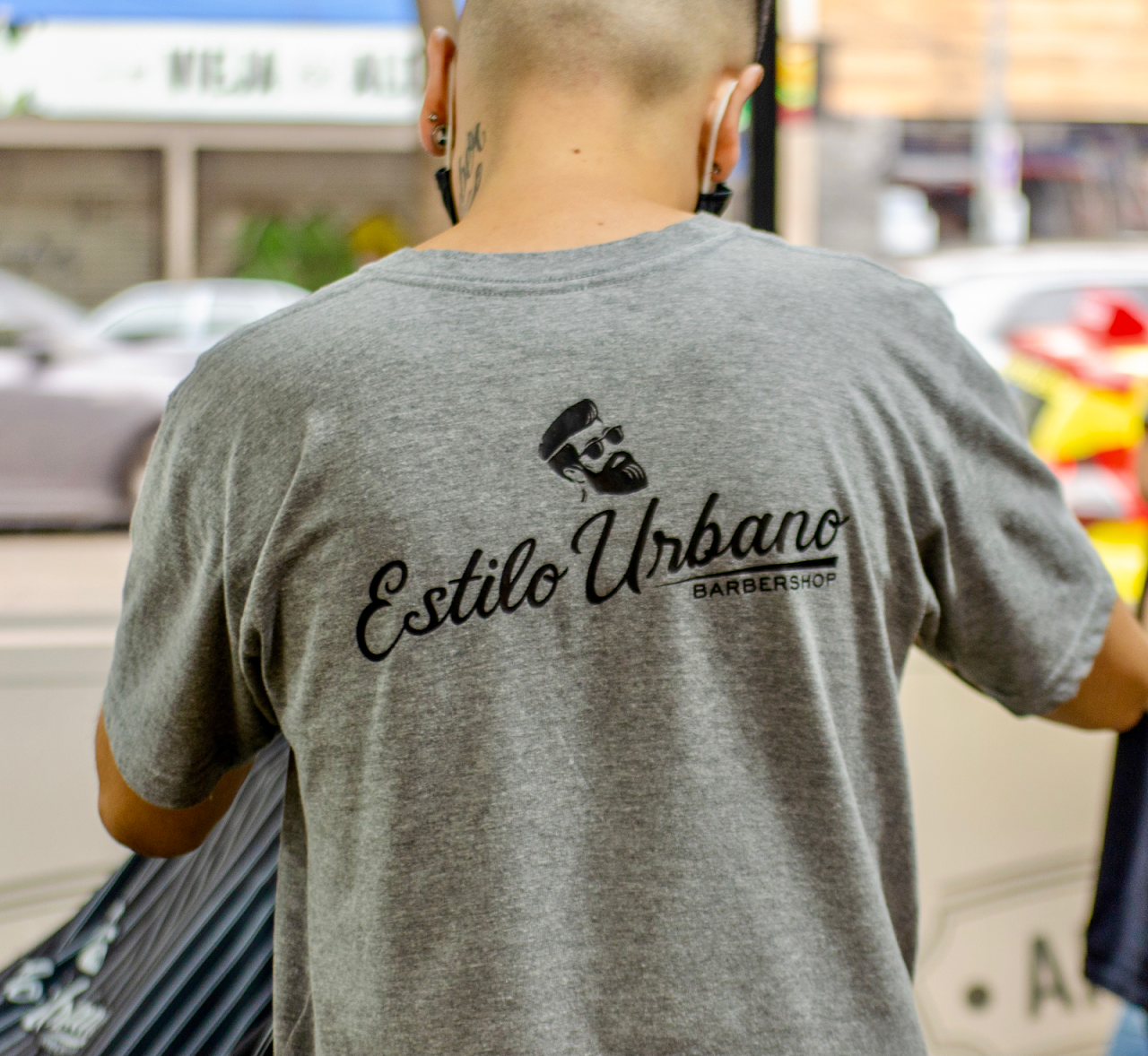 Cliente con remera de Estilo Urbano BarberShop