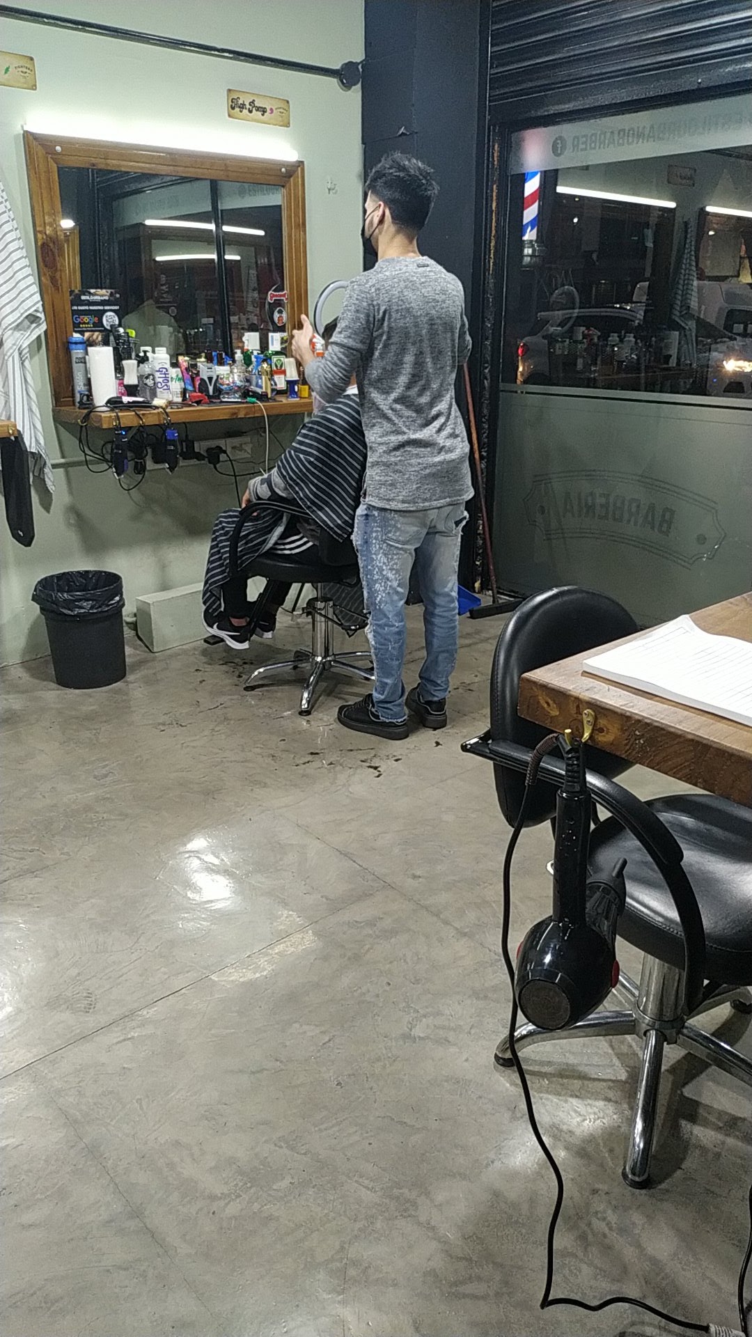 Interior de la barbería Estilo Urbano BarberShop en Olivos